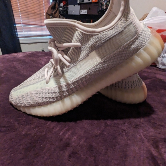 Yeezy Boost 350 V2 - Picture 2 of 5